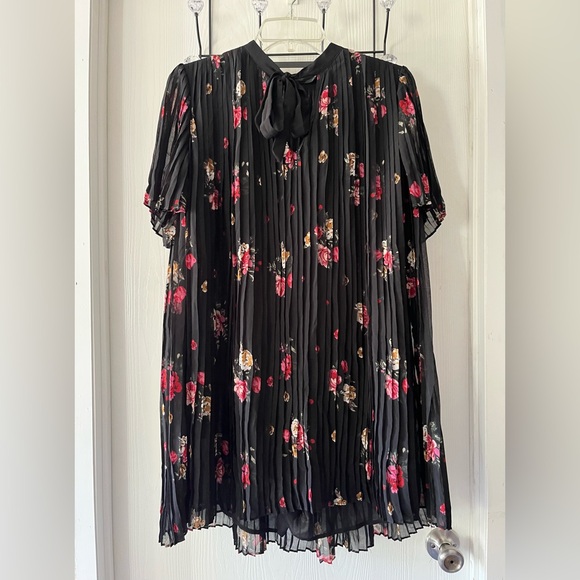 Zara Woman Black Sheer Romper Dress with Pleaded Floral Accents and Pockets - Picture 2 of 10